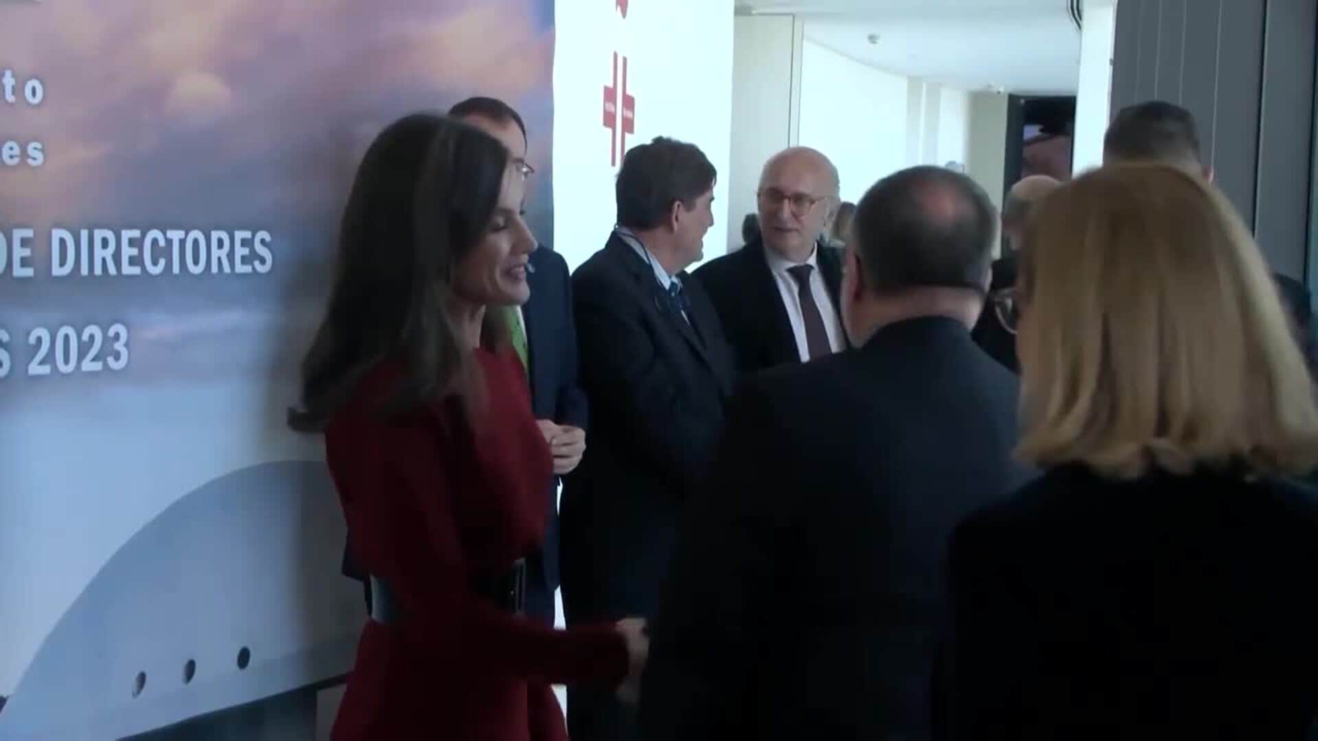 La Reina Letizia deslumbra una vez más con un espectacular vestido rojo ...