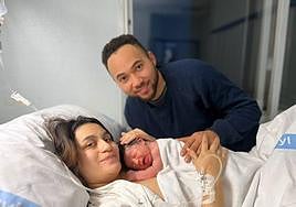 Viviana y Óscar posan con el pequeño Maximiliano, el primer bebé nacido en Valladolid en 2024.