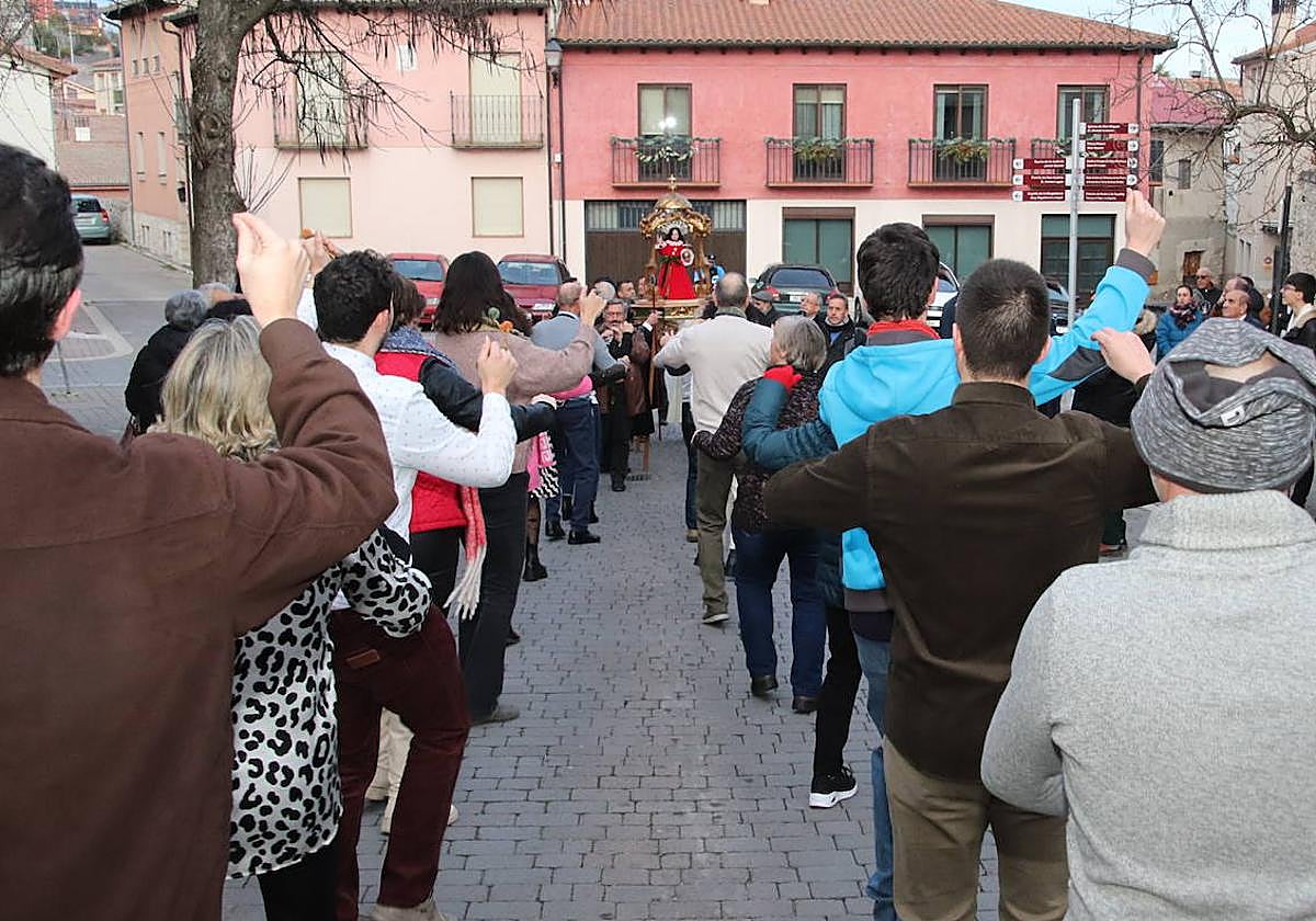 Danzas frente a la imagen del Niño de la Bola.