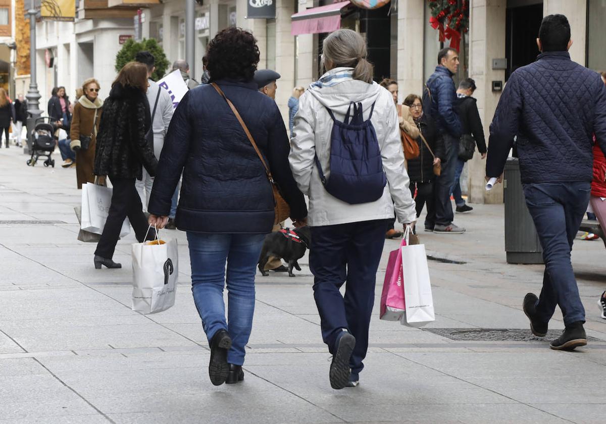 Bullicio de compras en la Calle Mayor, donde tuvo lugar el suceso.