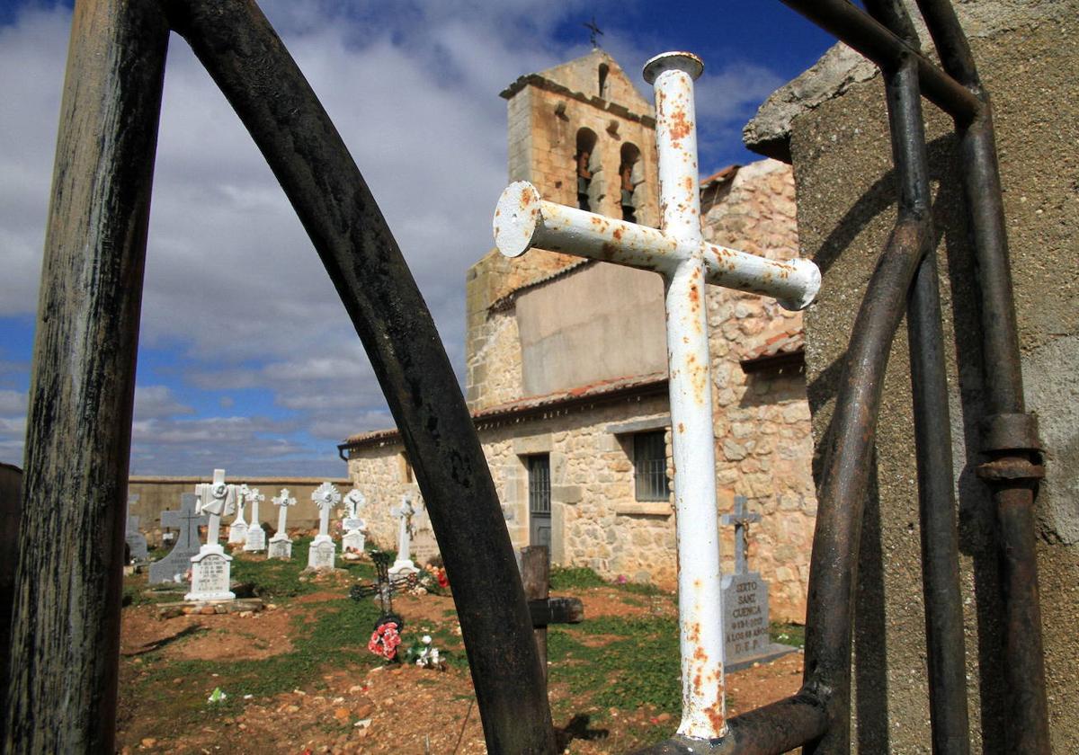 Vista tras la verja del cementerio de Barahona del Fresno, enla provincia de Segovia.