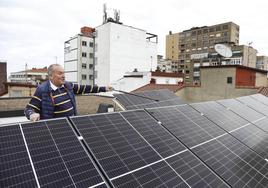 Placas solares instaladas en el tejado de una comunidad de vecinos.