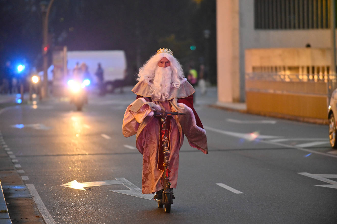 Los Reyes Magos pasean en patinete eléctrico por Zorrilla