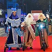Los Reyes Magos pasean en patinete eléctrico por Zorrilla