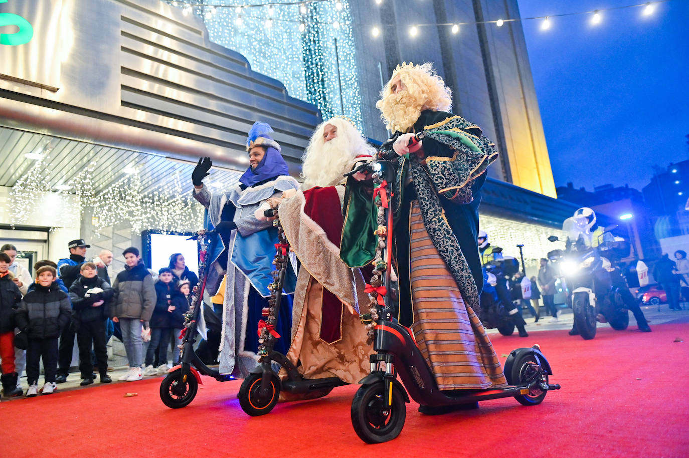 Los Reyes Magos pasean en patinete eléctrico por Zorrilla