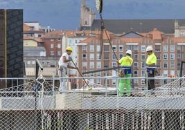 Un grupo de obreros trabaja en la construcción de un edificio.