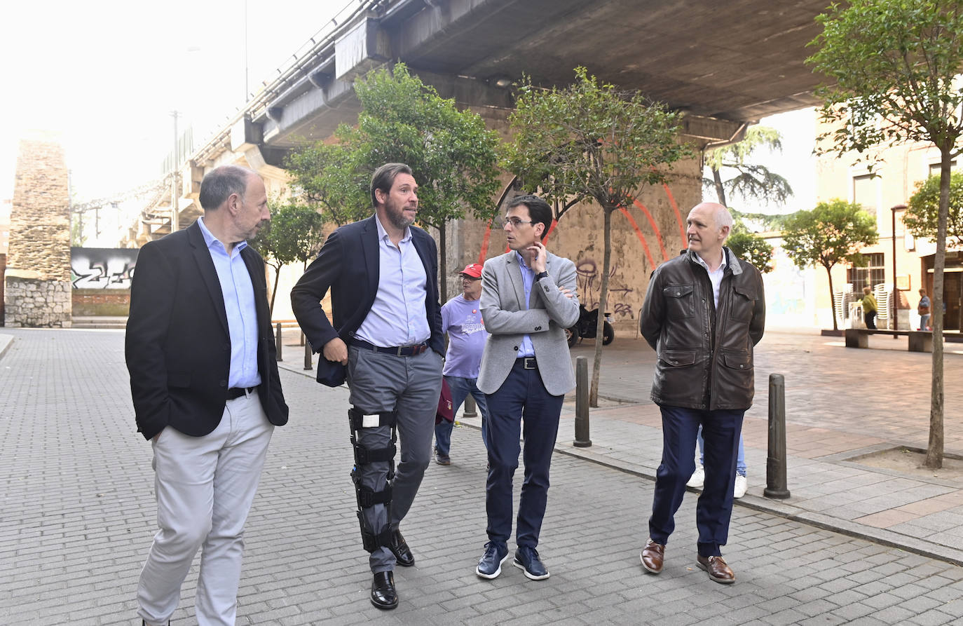 Óscar Puente junto al viaducto de Arco de Ladrillo durante la campaña, junto a sus concejales Juan Carlos Hernández, Pedro Herrero y Alberto Palomino.