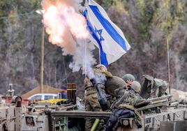 Soldados israelíes bombardean Gaza.