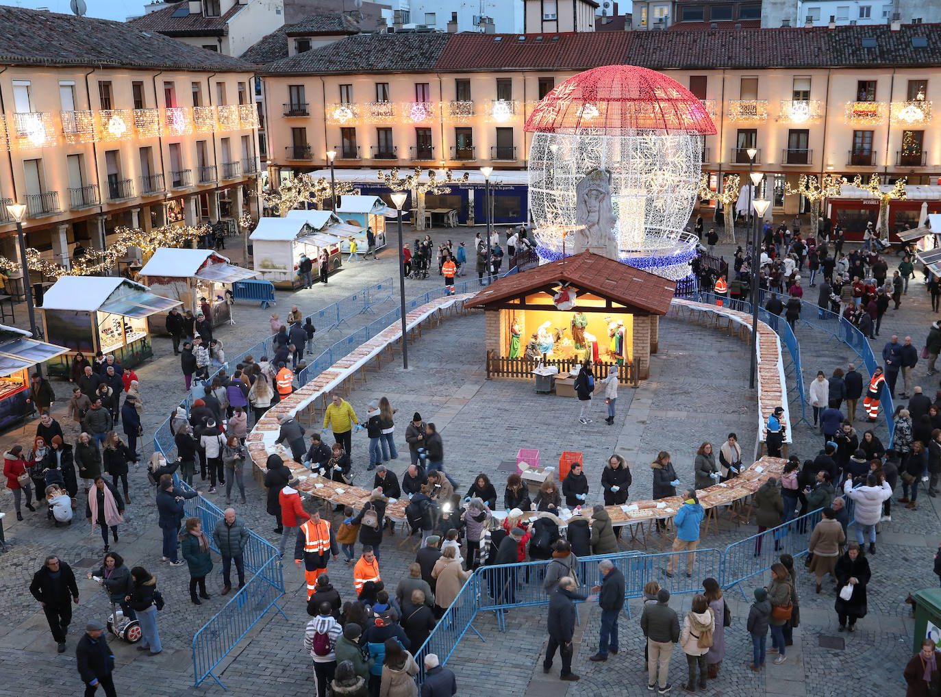 Reparto del tradicional roscón de Reyes en la Plaza Mayor