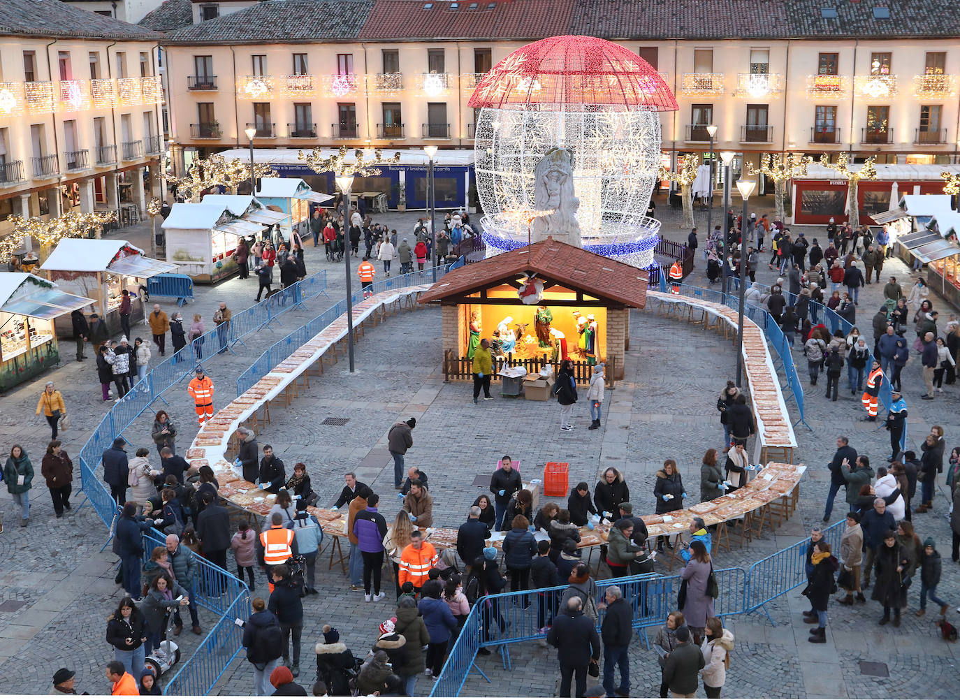 Reparto del tradicional roscón de Reyes en la Plaza Mayor