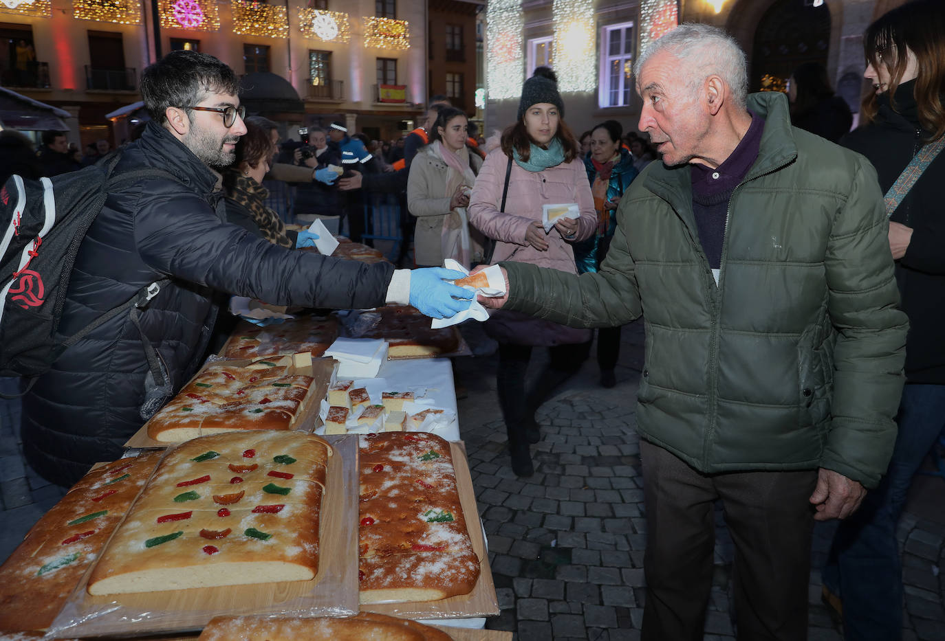 Reparto del tradicional roscón de Reyes en la Plaza Mayor