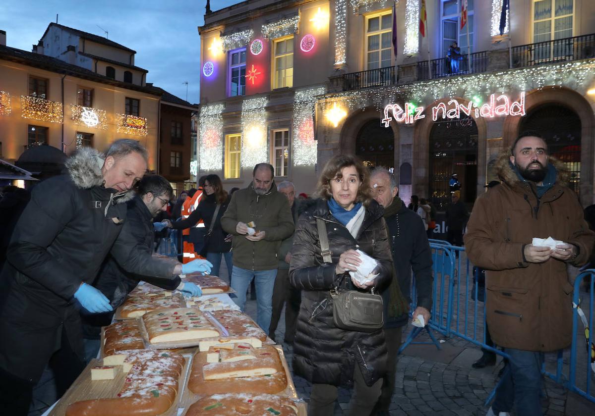 Reparto del tradicional roscón de Reyes en la Plaza Mayor