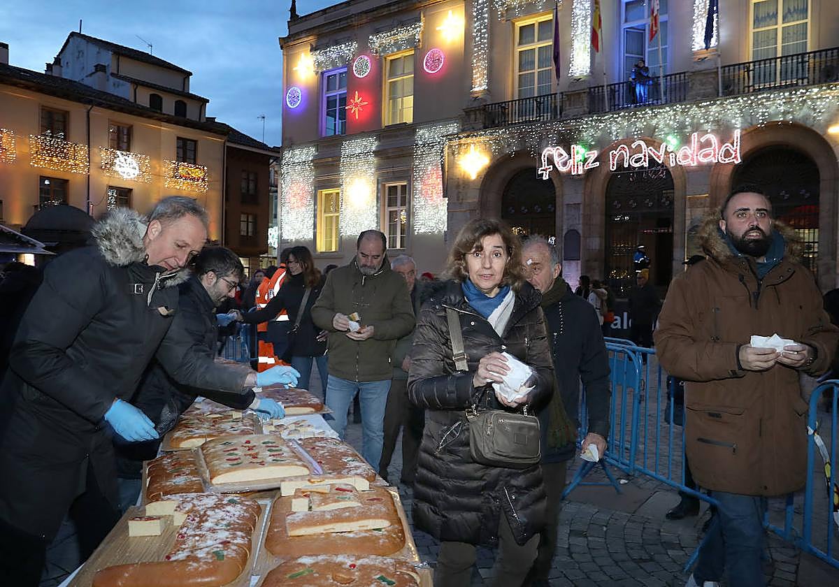 Reparto del tradicional roscón de Reyes en la Plaza Mayor