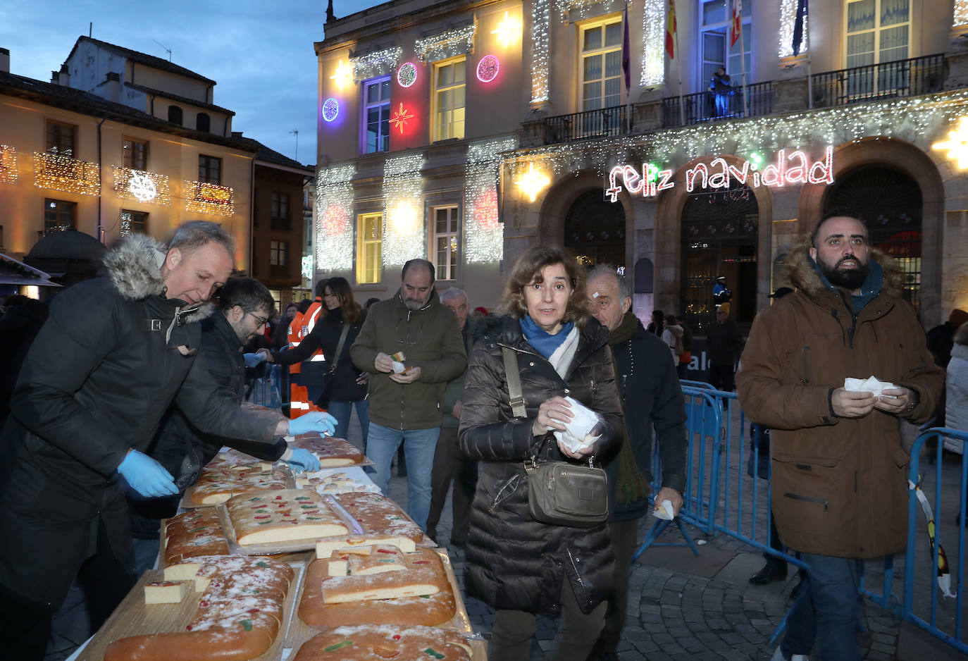Reparto del tradicional roscón de Reyes en la Plaza Mayor