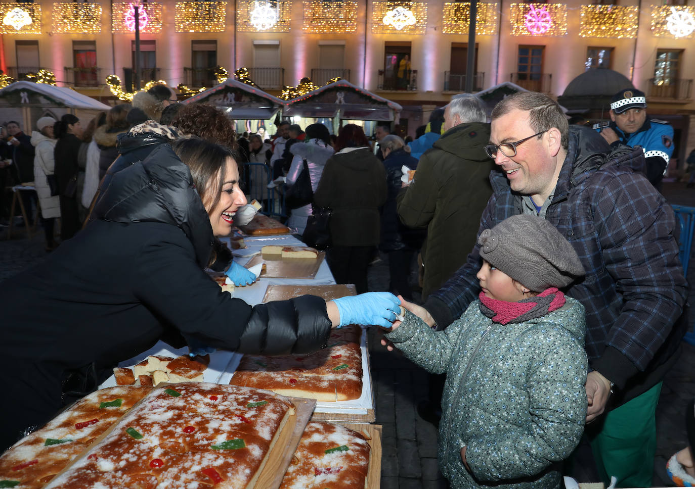 Reparto del tradicional roscón de Reyes en la Plaza Mayor