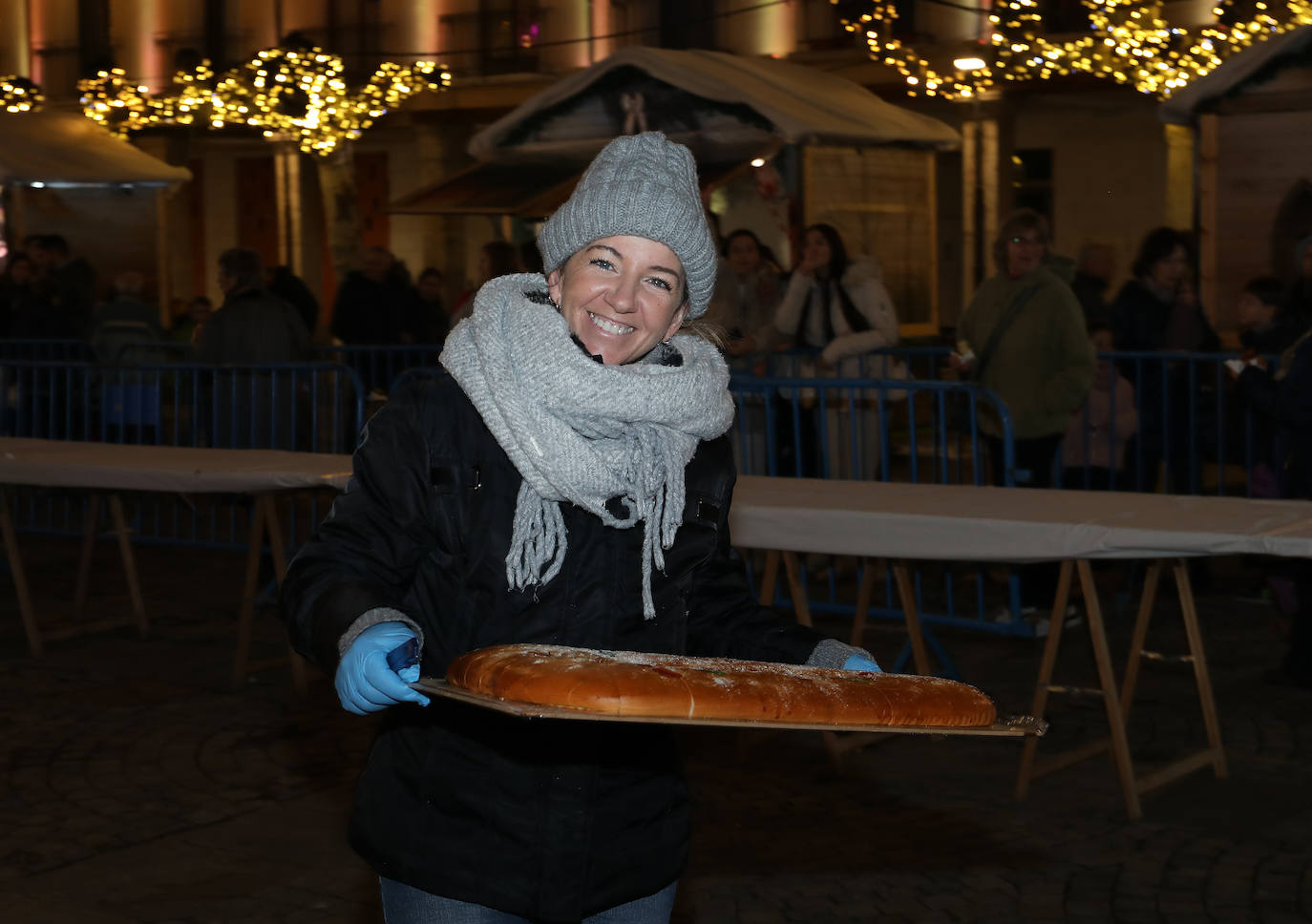Reparto del tradicional roscón de Reyes en la Plaza Mayor