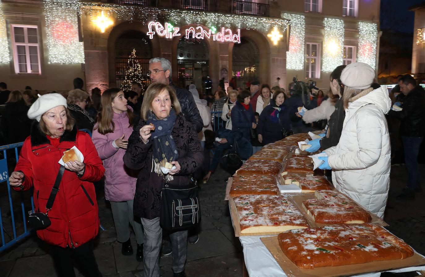 Reparto del tradicional roscón de Reyes en la Plaza Mayor