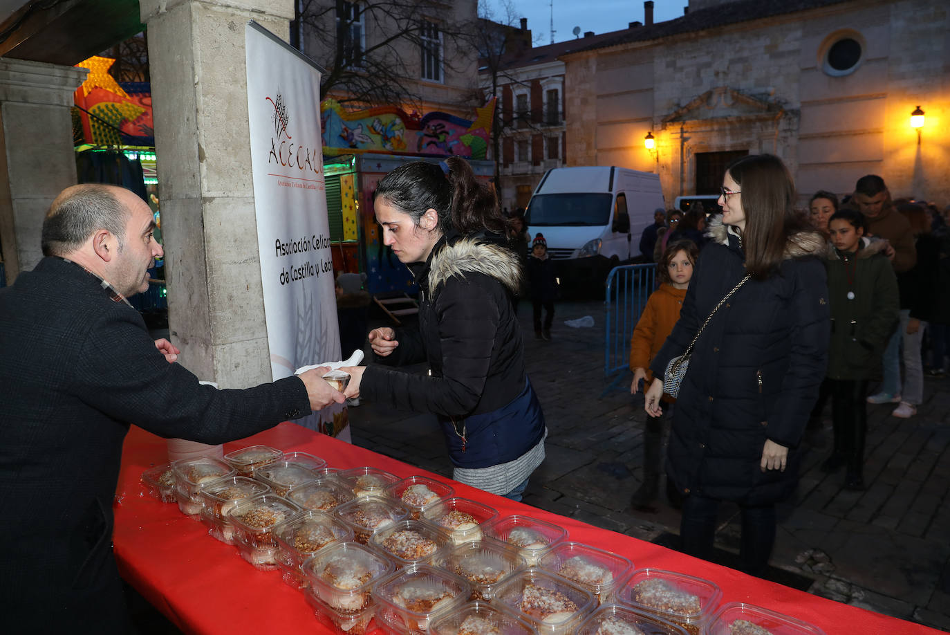 Reparto del tradicional roscón de Reyes en la Plaza Mayor