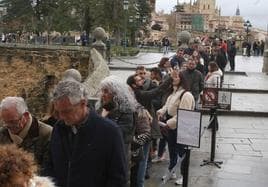Cola de personas que aguardan entrar en el Alcázar de Segovia.