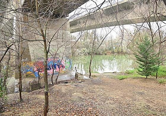 El cuerpo de la víctima fue hallado bajo los puentes del Cabildo, del lado de Barrio España.