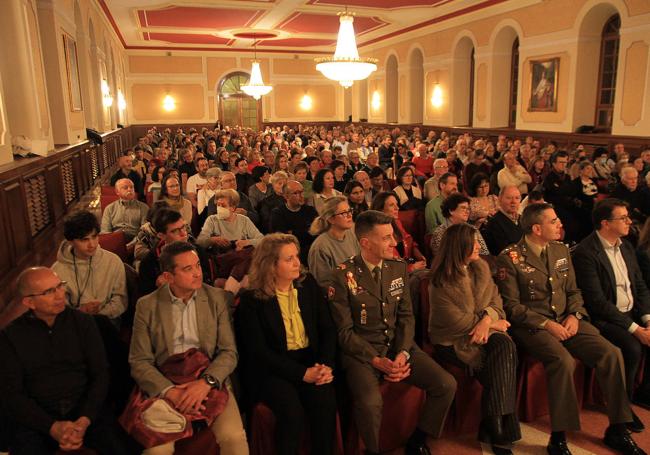 Asistentes al recital de The Hockerties en la Academia de Artillería.