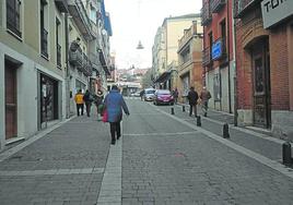 Vecinos pasan por una de las calles comerciales de Cuéllar.