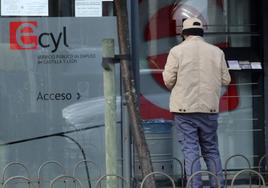 Un hombre consulta documentación en la puerta de la oficina del Ecyl en la capital segoviana.