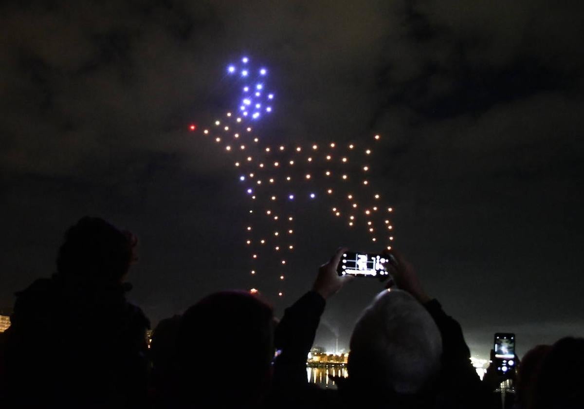 Espectáculo de drones en una ciudad española.