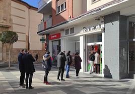 Cola de personas fuera de una farmacia el día de Nochevieja en la capital.