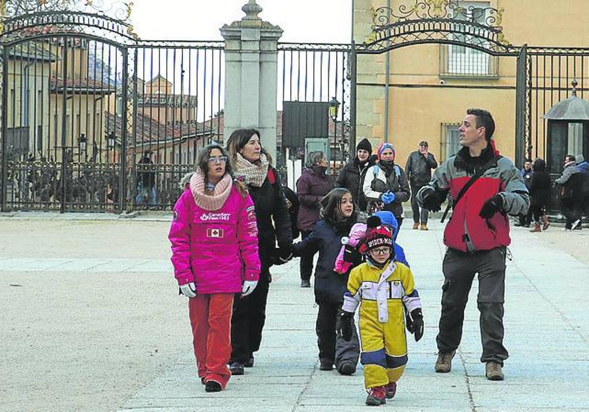 Una familia entra en los jardines monumentales de La Granja.