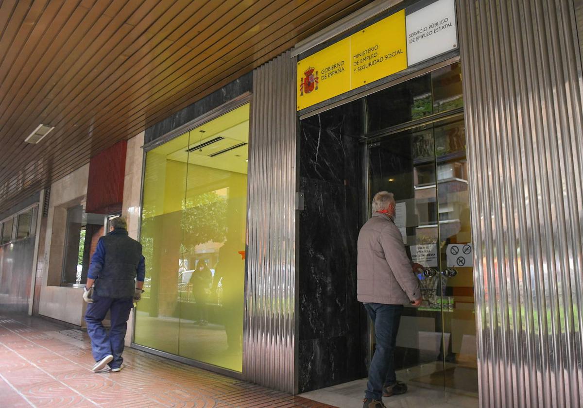 Un hombre entra en la oficina de empleo de la calle Domingo Martinez Valladolid.