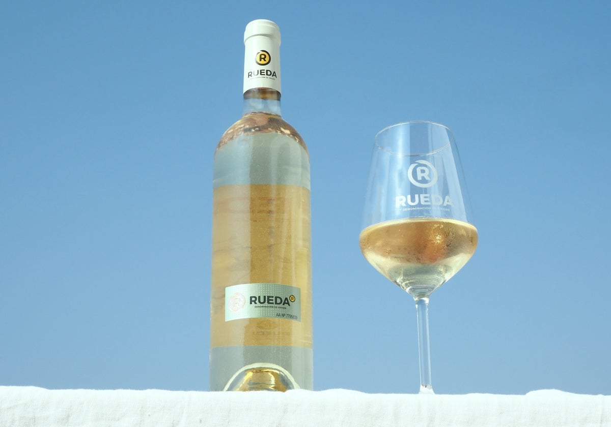 Botella timbrada con la contraetiqueta de la DO, sello que entrega el Consejo Regulador a las bodegas con el que garantiza el origen del vino.