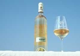 Botella timbrada con la contraetiqueta de la DO, sello que entrega el Consejo Regulador a las bodegas con el que garantiza el origen del vino.