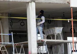 Un albañil trabaja en un edificio en construcción en Segovia.