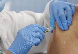 Una enfermera vacuna a un paciente.