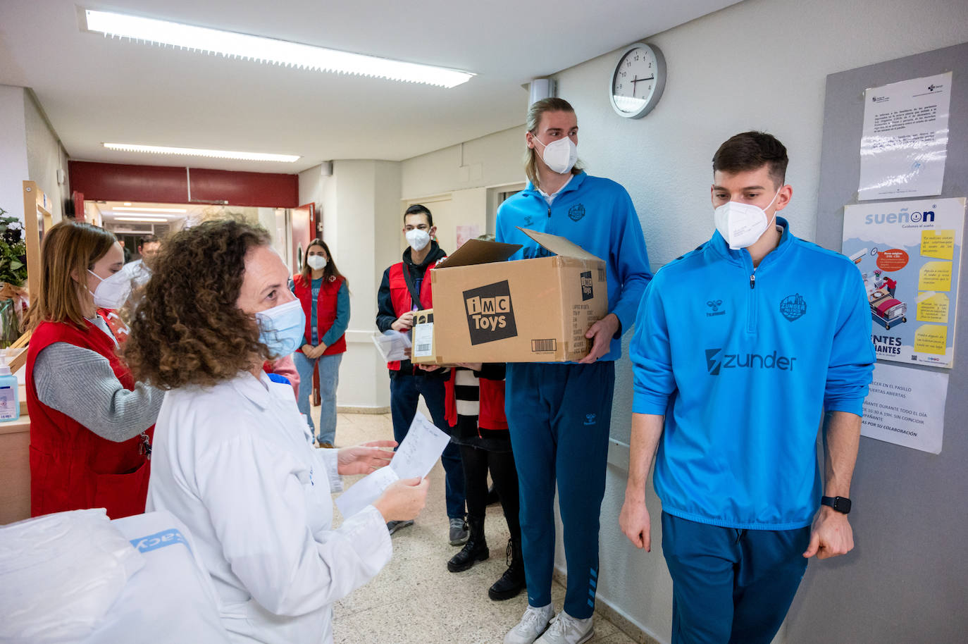 Los jugadores del Zunder se convierten en Reyes Magos en el Hospital Río Carrión