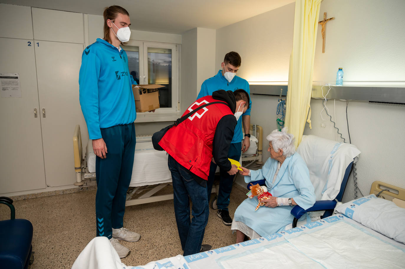 Los jugadores del Zunder se convierten en Reyes Magos en el Hospital Río Carrión