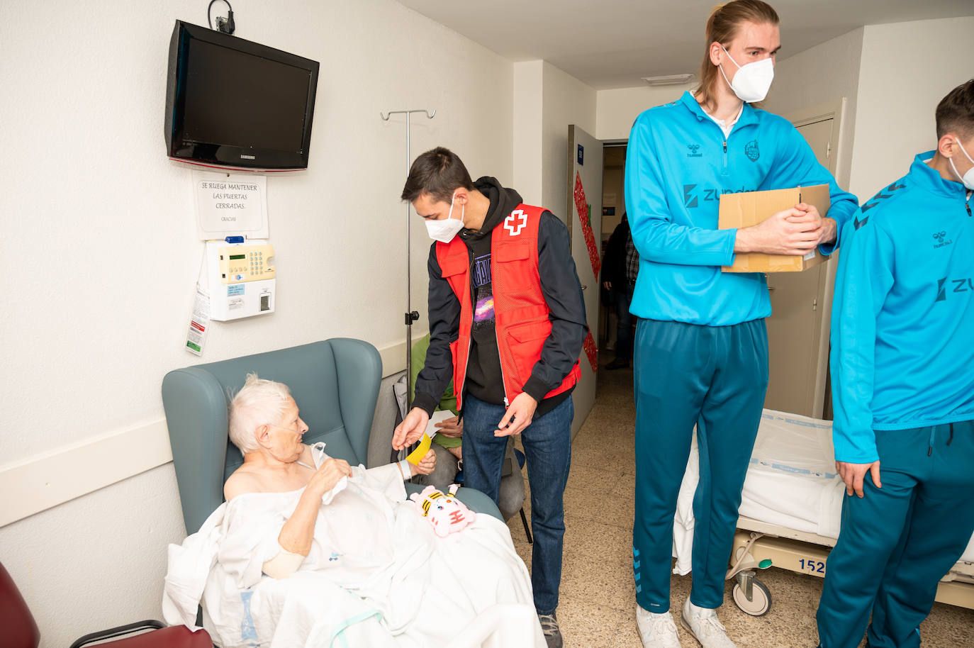 Los jugadores del Zunder se convierten en Reyes Magos en el Hospital Río Carrión