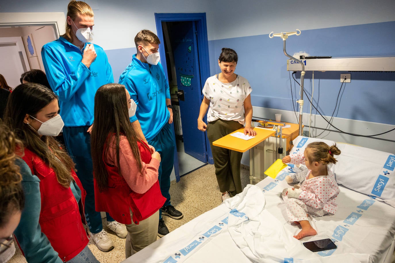 Los jugadores del Zunder se convierten en Reyes Magos en el Hospital Río Carrión