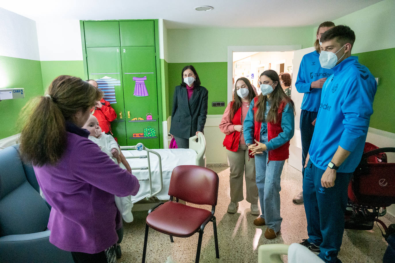 Los jugadores del Zunder se convierten en Reyes Magos en el Hospital Río Carrión
