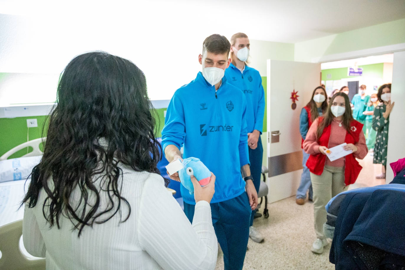 Los jugadores del Zunder se convierten en Reyes Magos en el Hospital Río Carrión