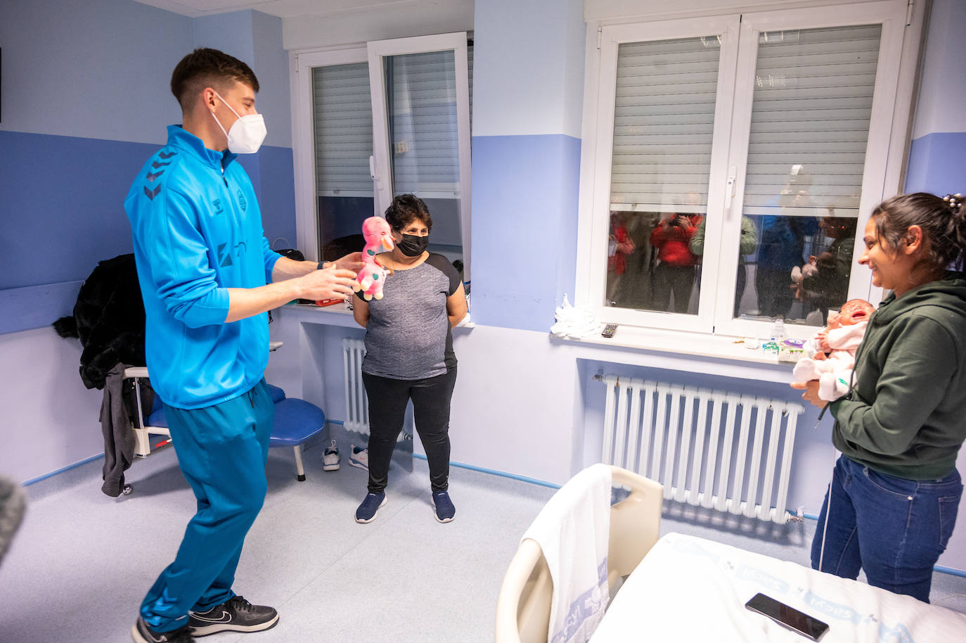 Los jugadores del Zunder se convierten en Reyes Magos en el Hospital Río Carrión