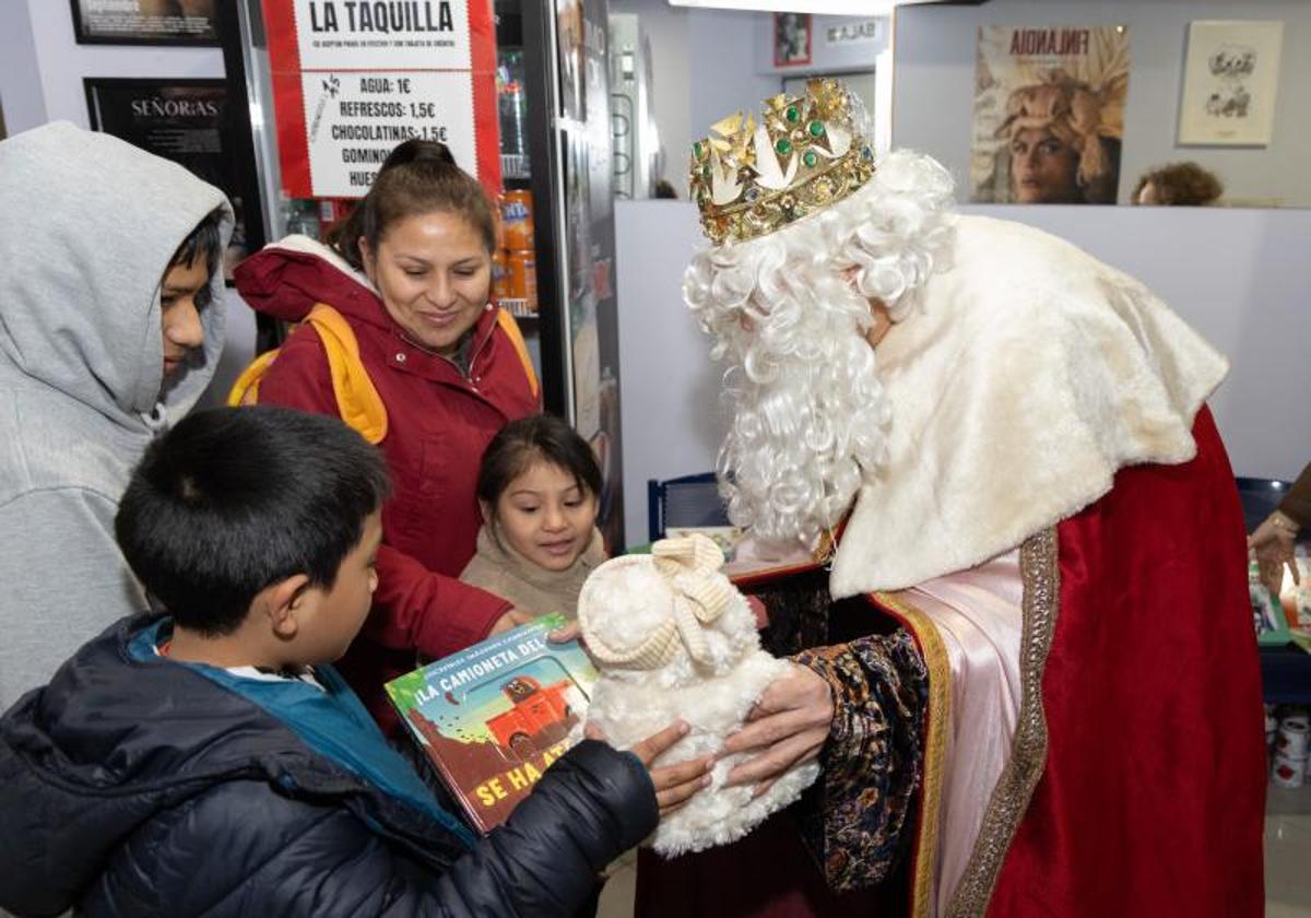 El rey Melchor entrega sus presentes a los pequeños que asistieron a la proyección en los cines Casablanca.