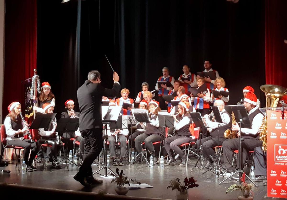 Actuación conjunta de la banda y del coro parroquial de Baltanás en Carrión de los Condes.