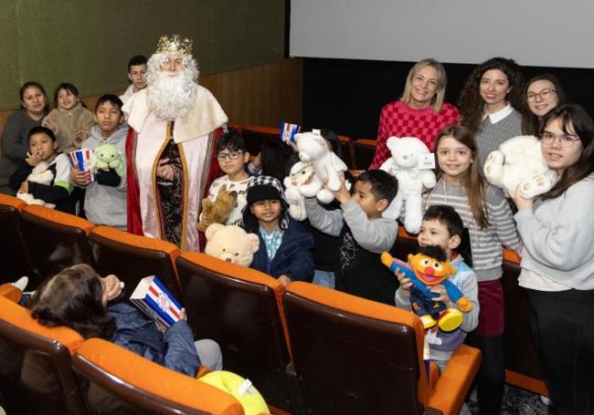 El rey Melchor, junto a los asistentes a la actividad organizada por Asalvo en los cines Casablanca.