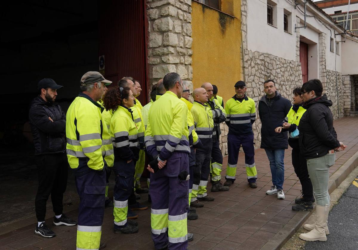 Inicio de la primera jornada laboral de los nuevos empleados.