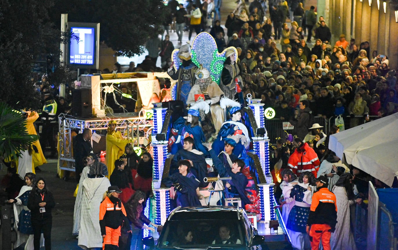 Las imágenes de la cabalgata de los Reyes Magos en Valladolid (3/4)