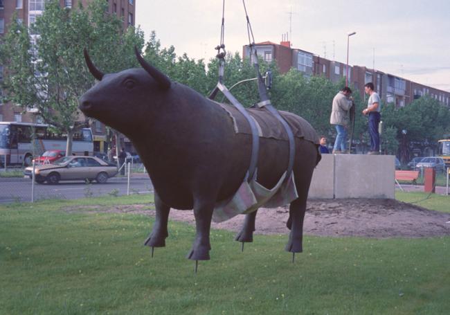 El toro, por los aires, momentos antes de ser colocado en la base de piedra.