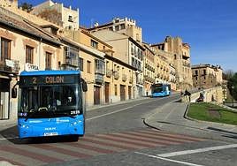 Autobuses por la calle de San Juan, que estará cortada al tráfico desde las cinco.