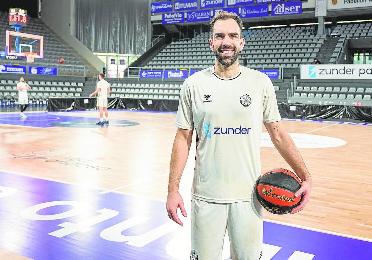 Vítor Benite posa sonriente, durante el entrenamiento en el Pabellón Municipal de Palencia.